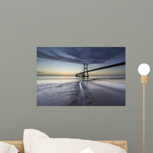 Ponte Vasco da Gama, sobre o rio Tejo em Lisboa de madrugada Wall Mural