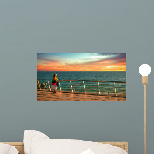 Sonnenuntergang, Kreuzfahrt, Schiff, Frau genießt den Urlaub Wall Mural