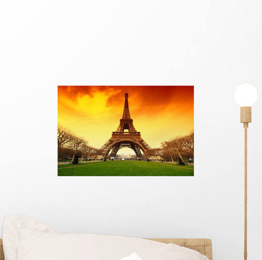 tour eiffel et ciel de feu Wall Mural