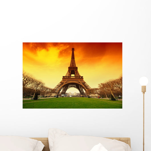 tour eiffel et ciel de feu Wall Mural