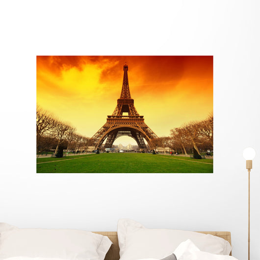 tour eiffel et ciel de feu Wall Mural