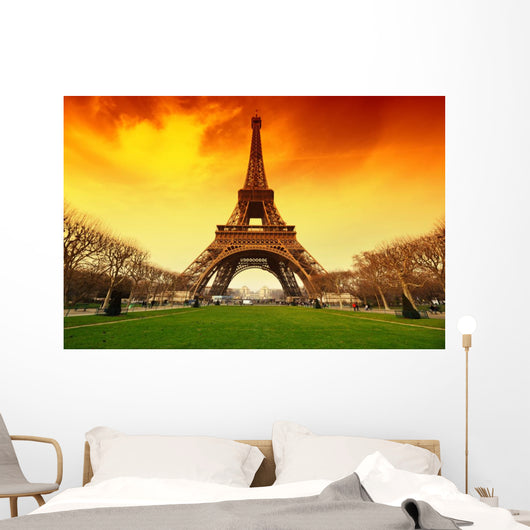 tour eiffel et ciel de feu Wall Mural