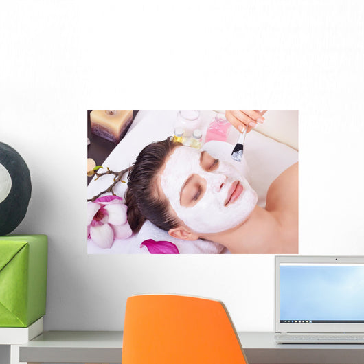 getting facial mask Wall Mural