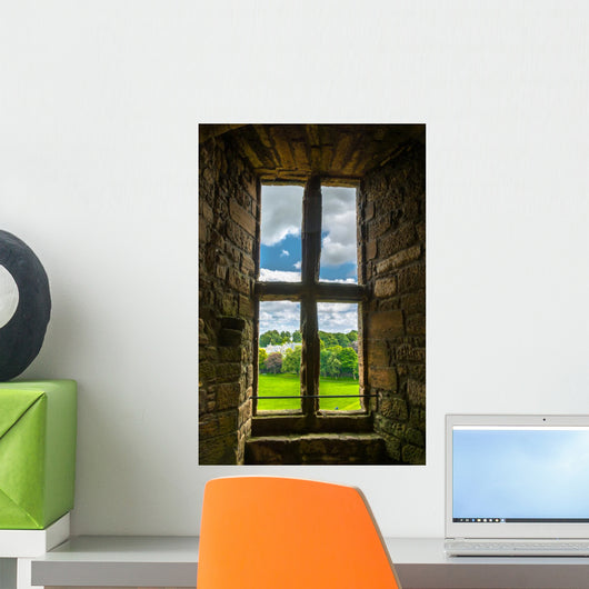 Altes Fenster mit Blick auf den Garten