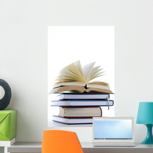 bücherstapel with open book