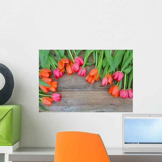 Holzuntergrund mit Tulpen