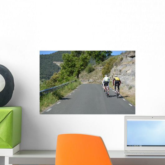 Dos Ciclistas Subiendo Un Wall Decal