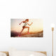Junge joggerin läuft auf berg Wall Mural