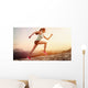 Junge joggerin läuft auf berg Wall Mural