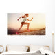 Junge joggerin läuft auf berg Wall Mural
