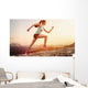 Junge joggerin läuft auf berg Wall Mural