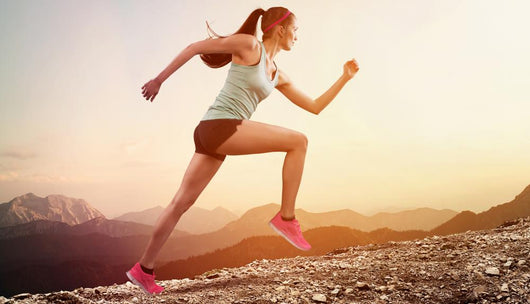 Junge Joggerin Läuft Auf Berg Wall Decal