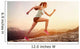 Junge joggerin läuft auf berg Wall Mural