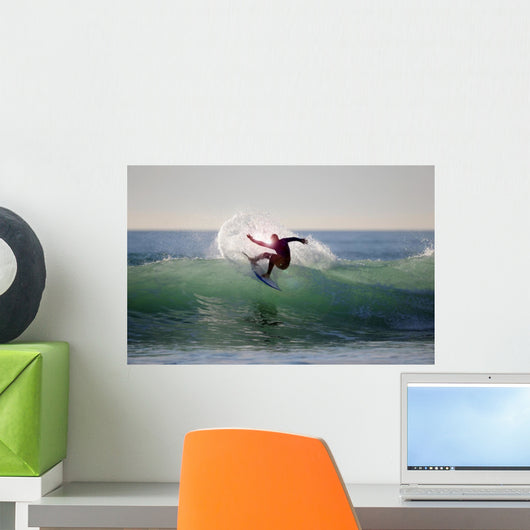 Surfer in Grüner Welle Wall Mural