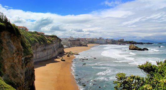 La Côte Basque ã  Biarritz Avec Vagues Et Ciel Bleu Wall Decal