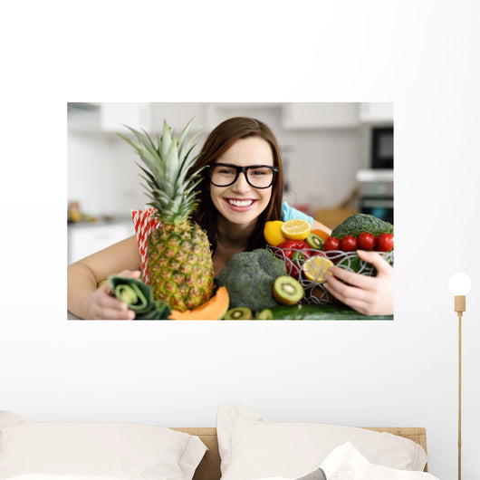 Teenager Umarmt Obst Und Wall Decal