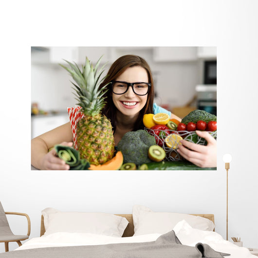 Teenager Umarmt Obst Und Wall Decal