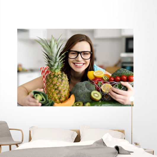 Teenager Umarmt Obst Und Wall Decal