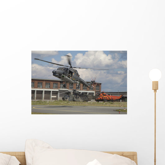 Sea Lynx and Sea Wall Decal
