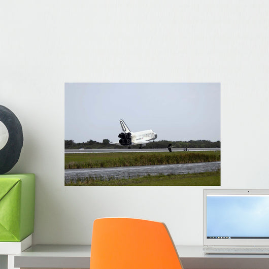 Space Shuttle Discovery Touches Wall Decal Design 3