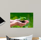 Frau hält Pflanze in der Hand Wall Mural