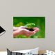 Frau hält Pflanze in der Hand Wall Mural