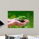 Frau hält Pflanze in der Hand Wall Mural