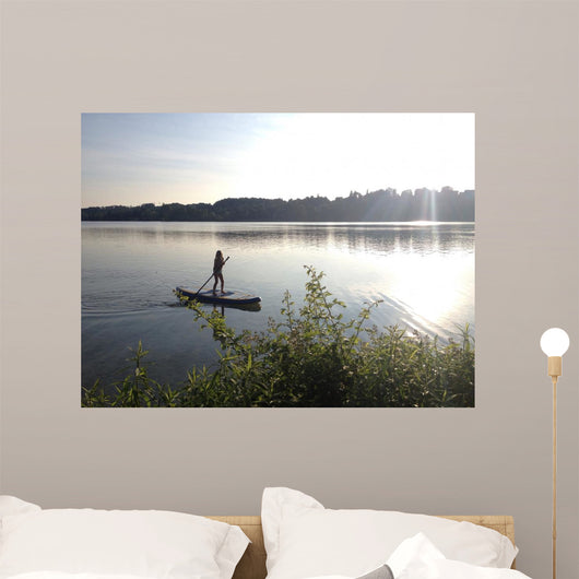 Kind beim StandUp Paddeln Wall Mural