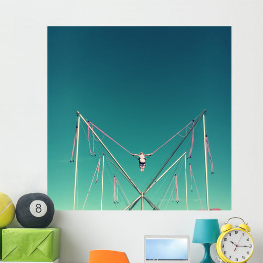 Mädchen beim Bungee Trampolin Springen Wall Mural