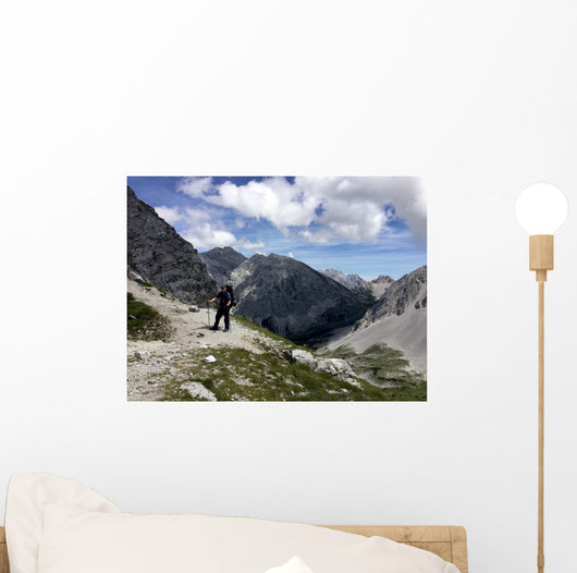 Bergwanderer im alpinen Hochgebirge Wall Mural