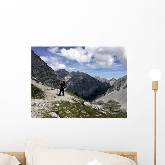 Bergwanderer im alpinen Hochgebirge Wall Mural