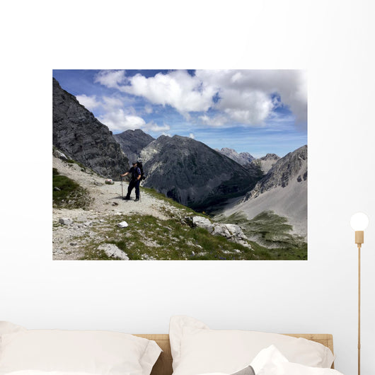 Bergwanderer im alpinen Hochgebirge Wall Mural