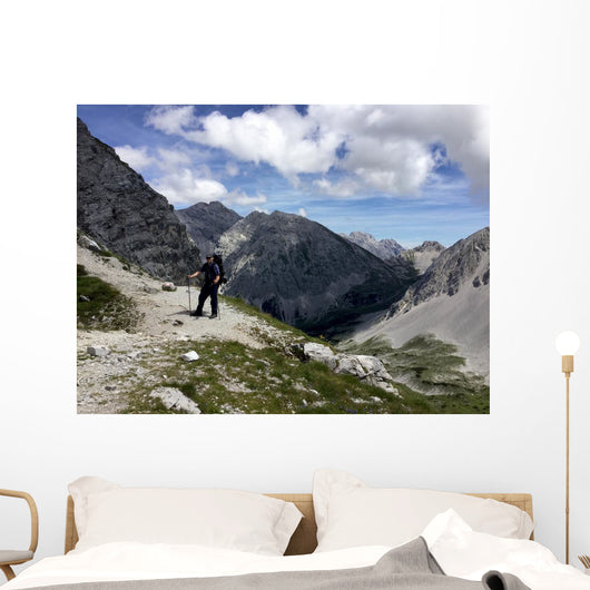 Bergwanderer im alpinen Hochgebirge Wall Mural