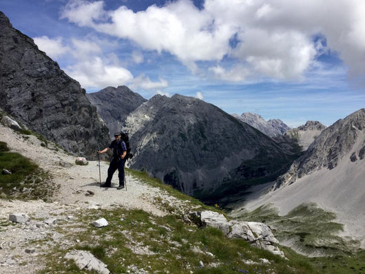 Bergwanderer im alpinen Hochgebirge Wall Mural