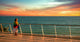 Sonnenuntergang, Kreuzfahrt, Schiff, Frau genießt den Urlaub Wall Mural