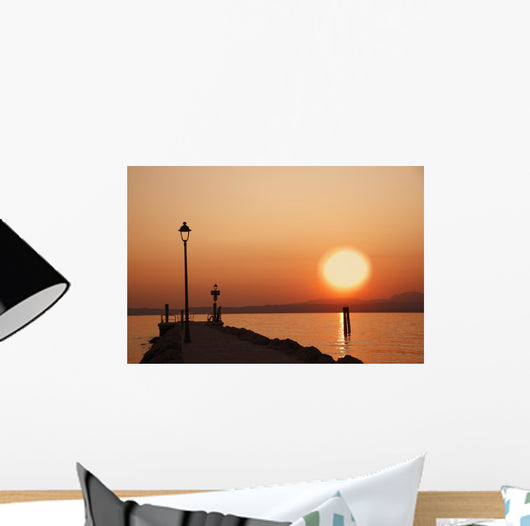 Tramonto sul lago di garda con siloutte di uomo Wall Mural