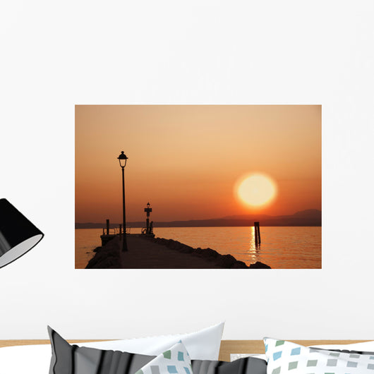 Tramonto sul lago di garda con siloutte di uomo Wall Mural