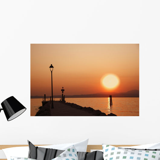 Tramonto sul lago di garda con siloutte di uomo Wall Mural
