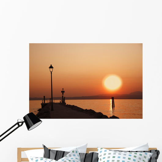 Tramonto sul lago di garda con siloutte di uomo Wall Mural