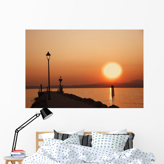 Tramonto sul lago di garda con siloutte di uomo Wall Mural