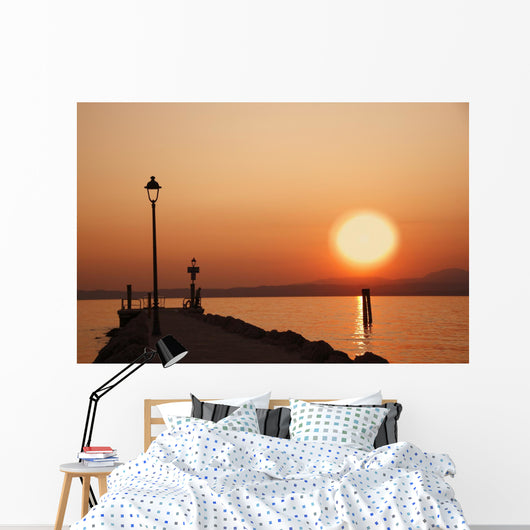 Tramonto sul lago di garda con siloutte di uomo Wall Mural