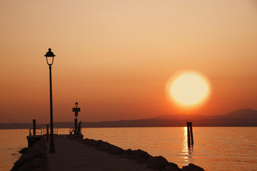 Tramonto sul lago di garda con siloutte di uomo Wall Mural