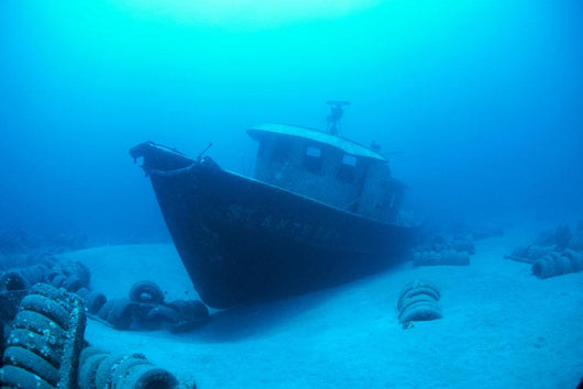 Hawaii, Maui, Kihei, Front View Of St Anthony Wreck In Deep Blue Water Wall Mural
