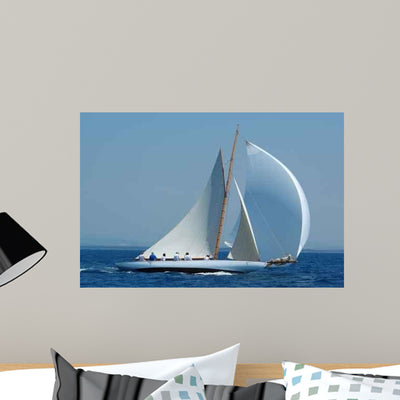 Navigazione Sotto Spinnaker Bianco Wall Mural shown on a wall