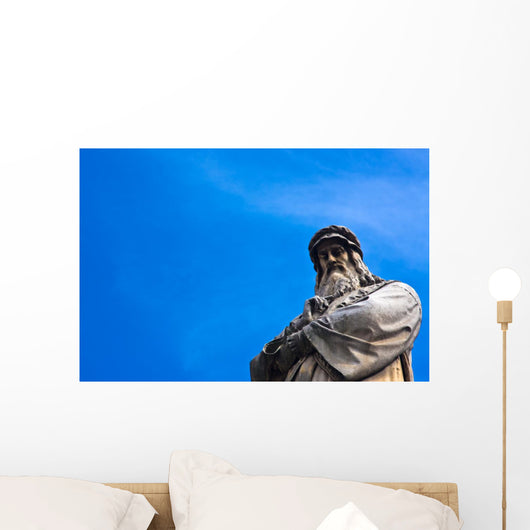 Da Vinci Statue with Wall Mural
