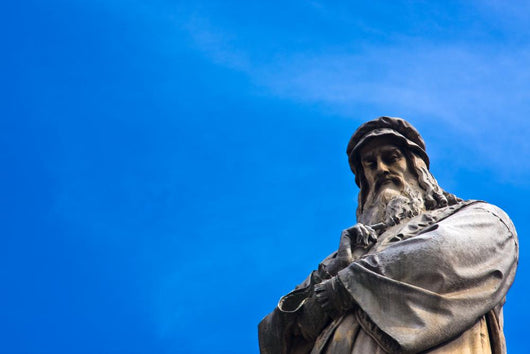 Da Vinci Statue with Wall Mural