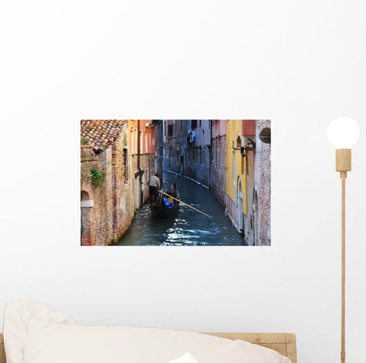 Gondoleer in Narrow Venice Canal Wall Decal