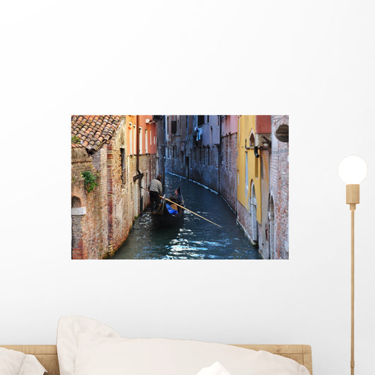 Gondoleer in Narrow Venice Canal Wall Decal