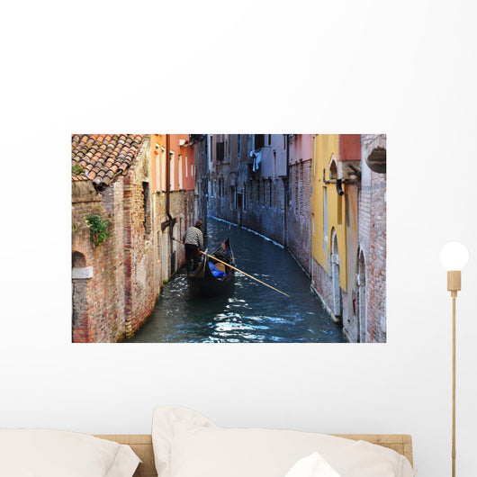 Gondoleer in Narrow Venice Canal Wall Decal