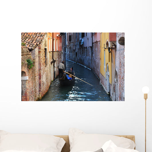 Gondoleer in Narrow Venice Canal Wall Decal